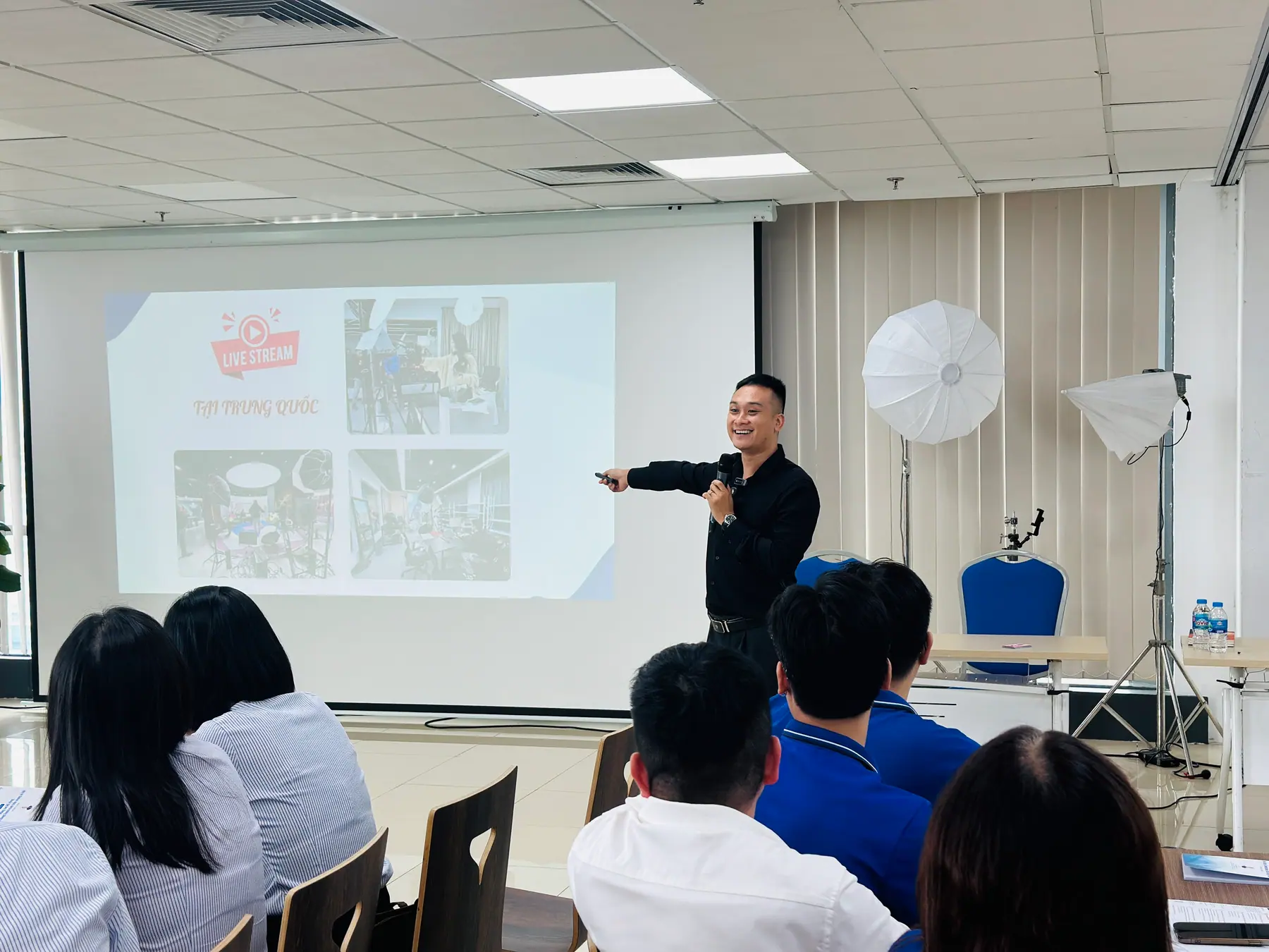 Vũ Kim Khánh hướng dẫn học viên trong lớp thực hành